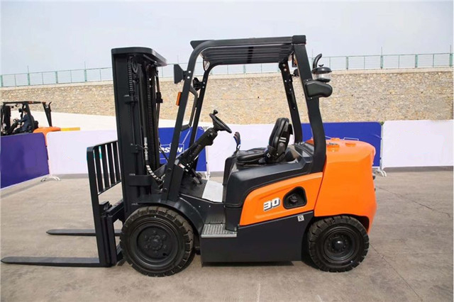 What are the main components of forklifts?