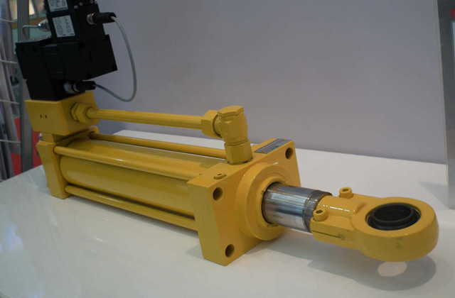 Forklift hydraulic oil cylinder