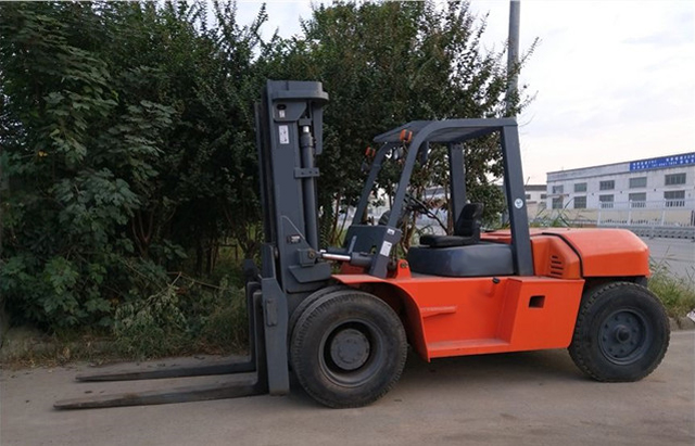How to drive a forklift?