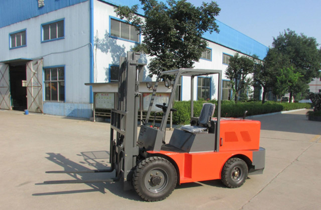 How to operate the forklift forward and backward steering wheel?