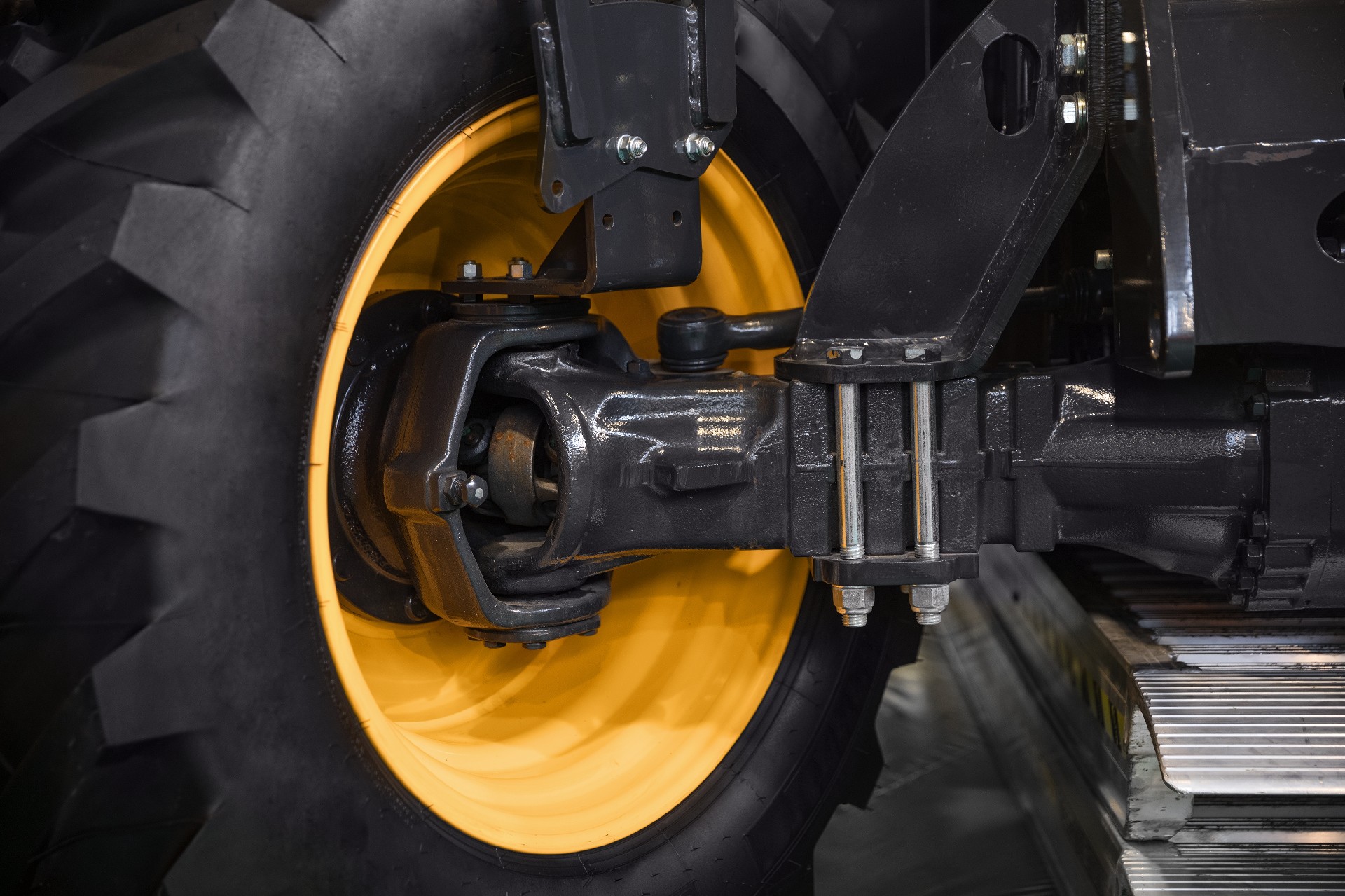 摄图网_325190799_新车轮胎特写照片黄色车轮旅行工业卡车橡皮技术拖拉机曲目机器（企业商用）.jpg