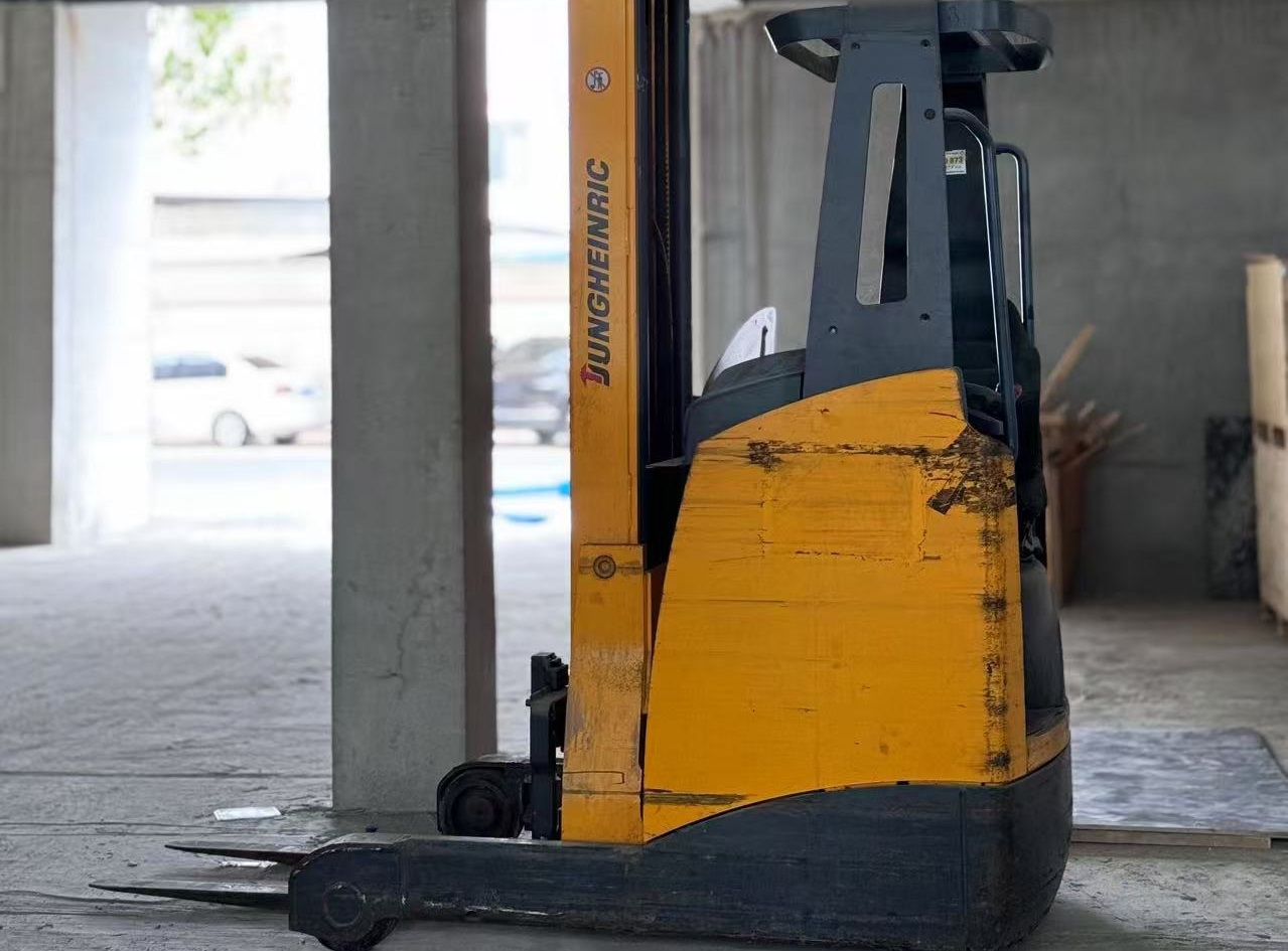 Necessary Safety Devices for Forklifts